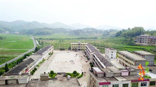 航拍乡村中学，青山绿水环绕，环境优美_湖南隆回县麻塘山中学！