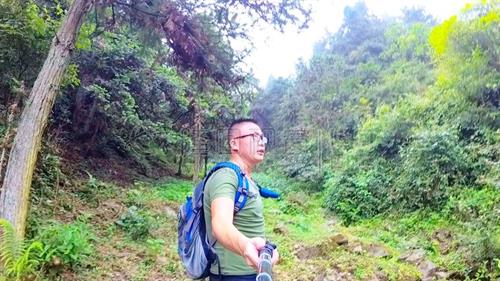 户外达人，孤身一人翻山越岭，独宿于深山丛林之中！