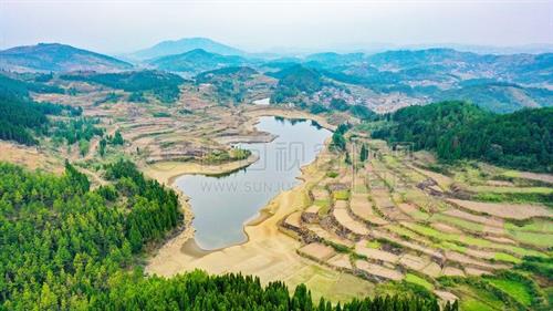 航拍隆回长水铺水库，美丽村落，依山而建！