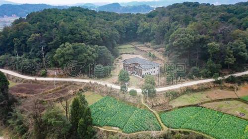 狐狸岛旁的小木屋，门前陶罐装饰着五颜六色的梦！