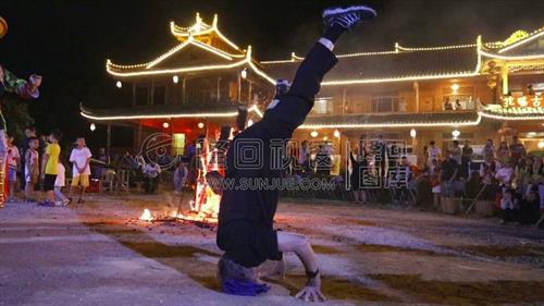 厉害了！年过八旬的老者十指倒立，几个年轻人能做到？