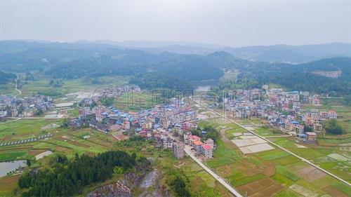 航拍山界罗白村，道路崎岖不平，车辆颠簸难行！