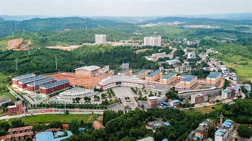 隆回这所学校，校园规模堪比院校！