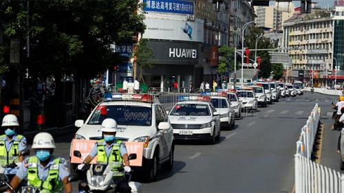 隆回几十台警车出动，开展反电诈集中宣传启动仪式