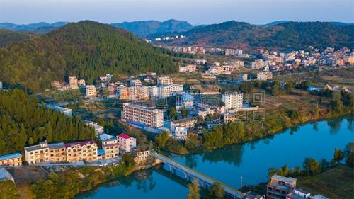 湖南省乡村中学，依山傍水，在这学习太爽了！