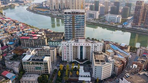 隆回人民医院新楼，如白衣卫士矗立赧水河畔