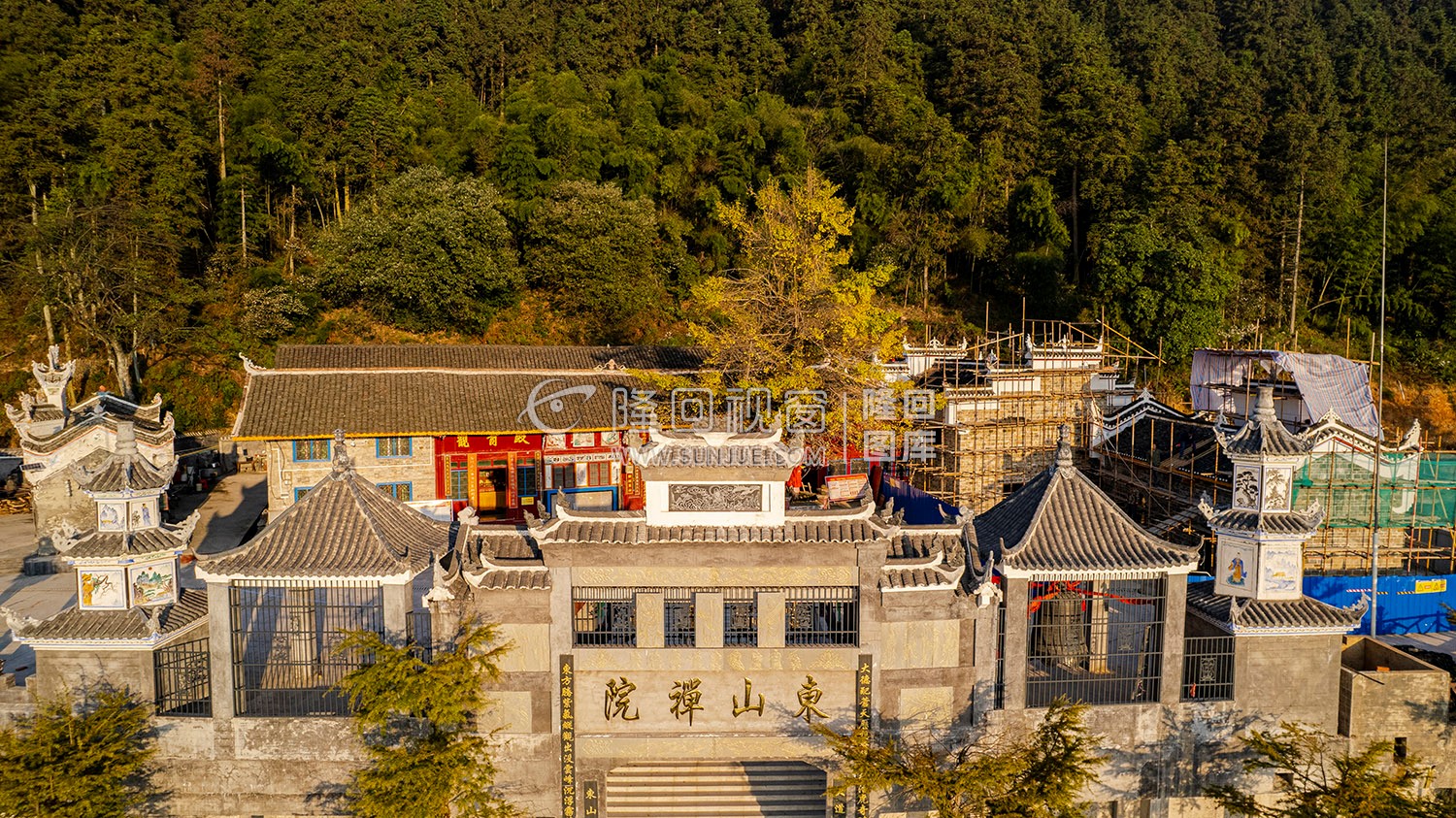 东山禅院新修葺的牌楼正门