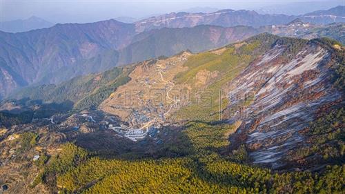 悬崖峭壁下的美丽村庄，隆回大托村