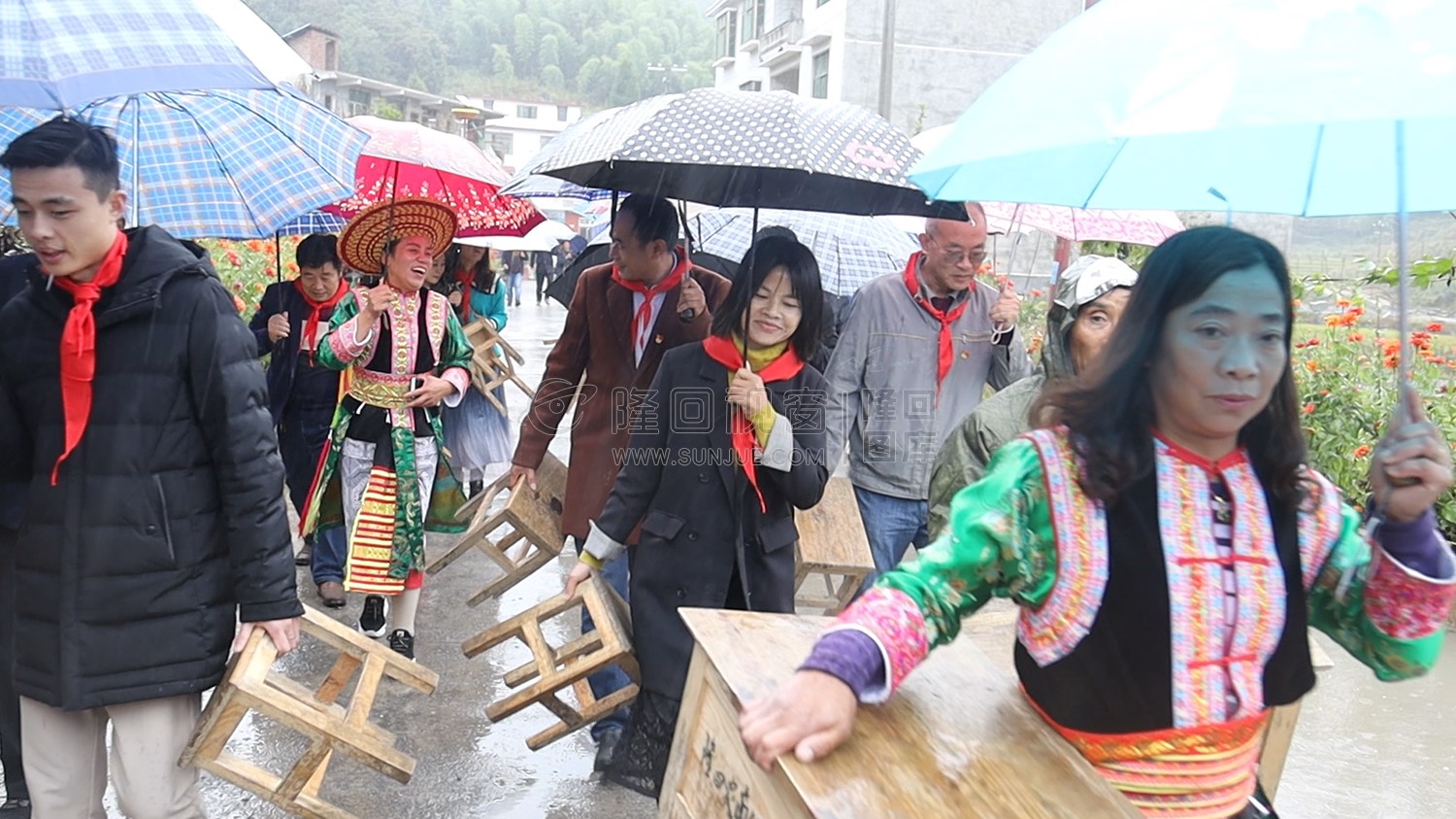 雨中前行