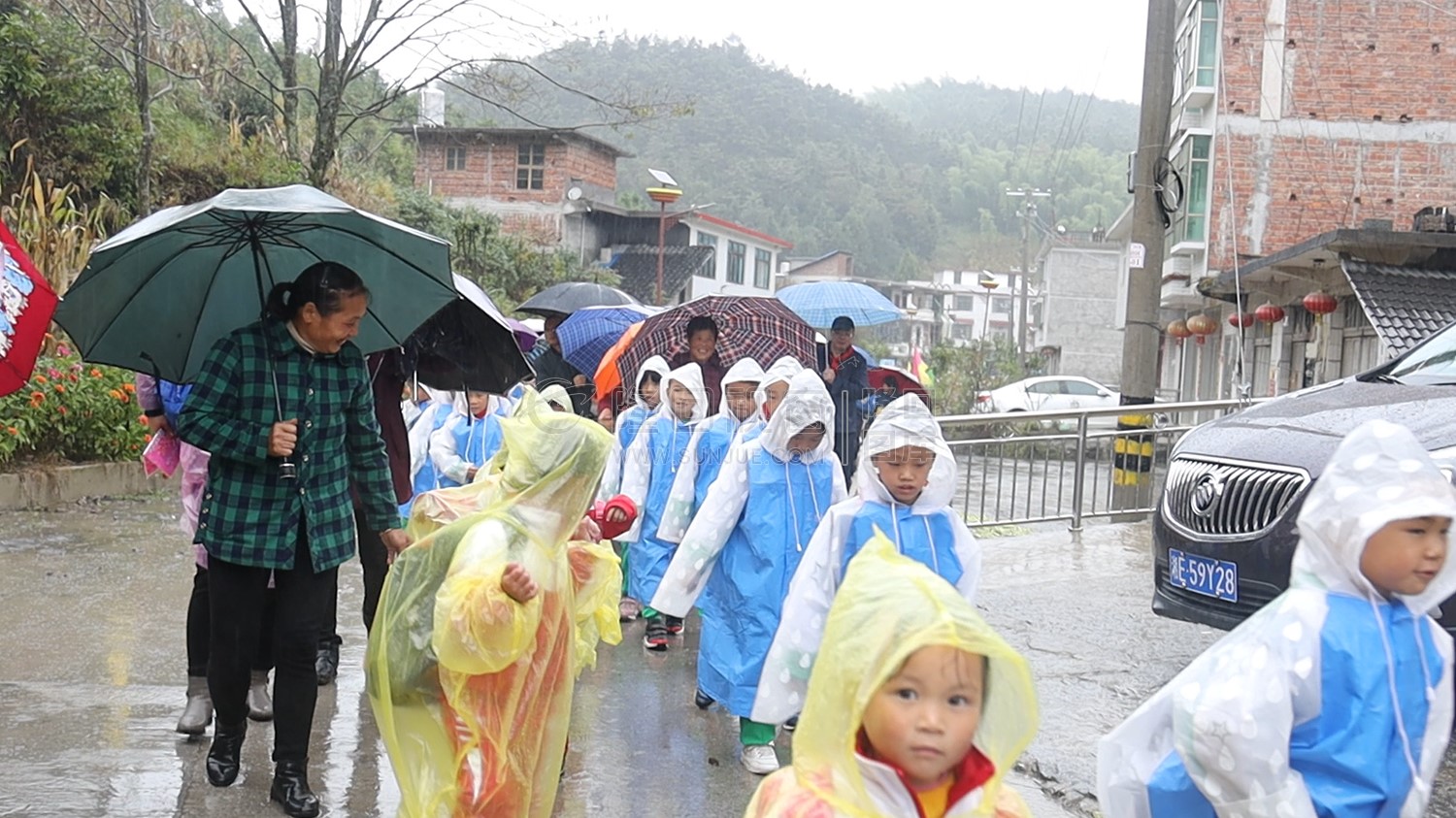 雨中欢快前行