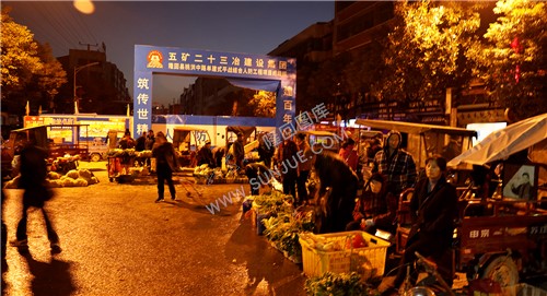 摆摊的菜农们
