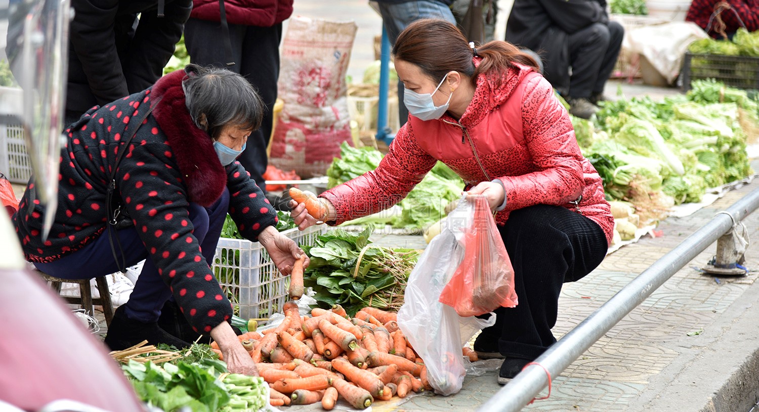 市民在挑选新鲜的胡萝卜