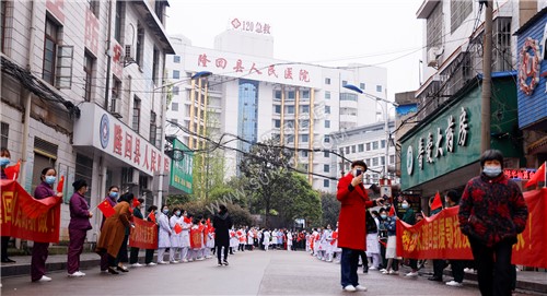 夹道欢迎的隆回人民医院医生同仁们