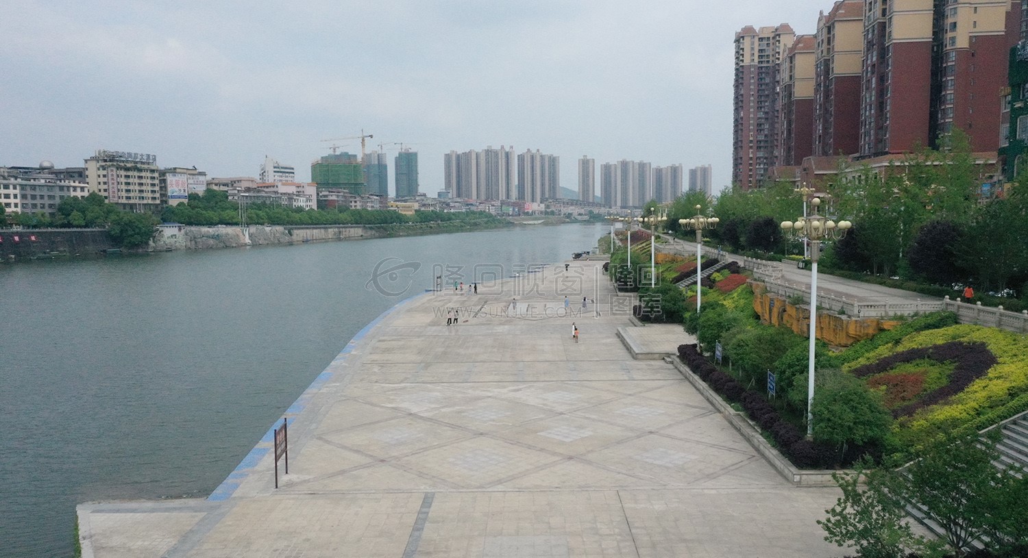巴黎新城河边