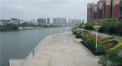 巴黎新城河边