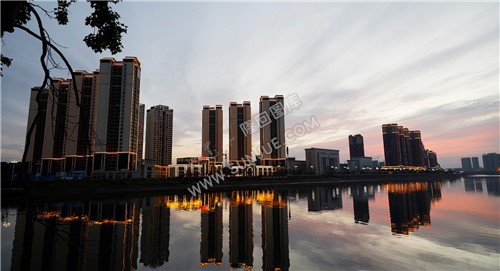 夜幕下的江语城