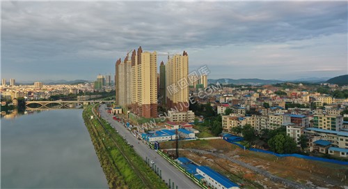 夏天的隆回县城，蓝天白云美丽极了
