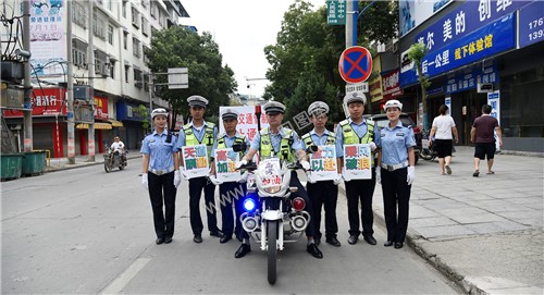 执勤的交通警察
