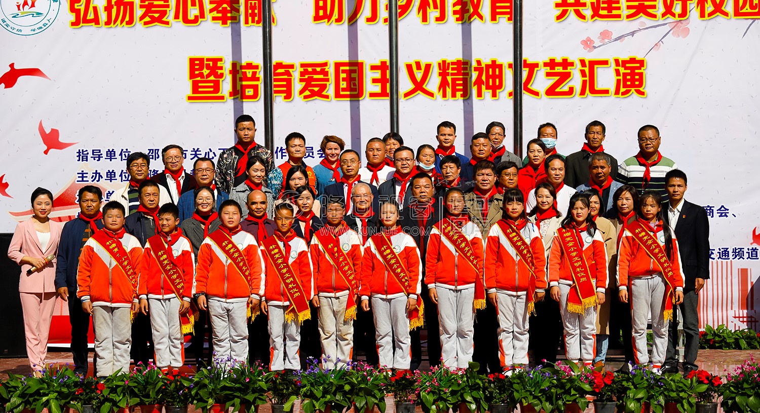 学生们合影