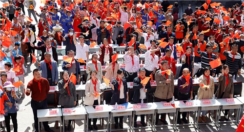 齐挥国旗，共唱我和我的祖国