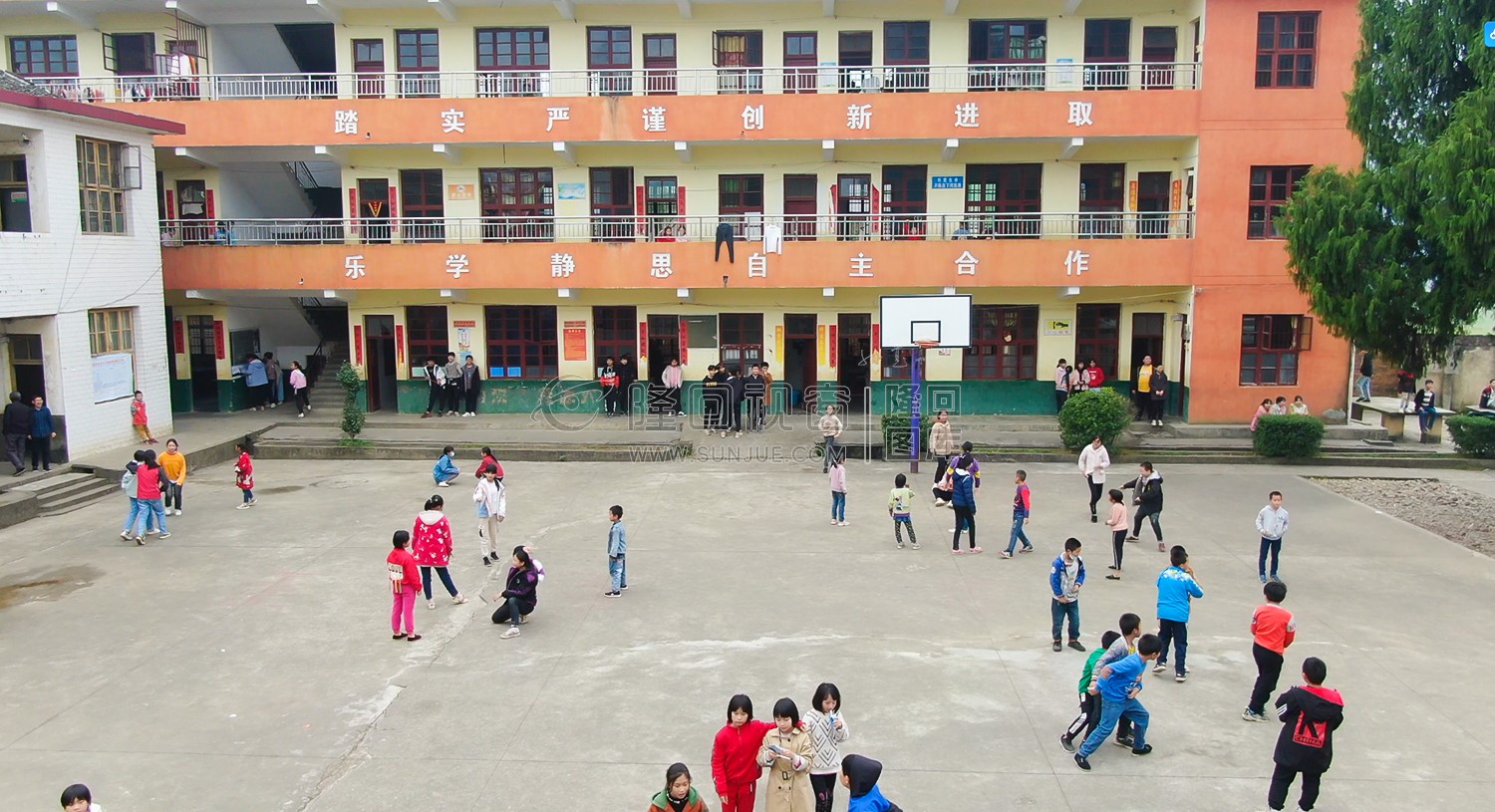 操场上的学生们