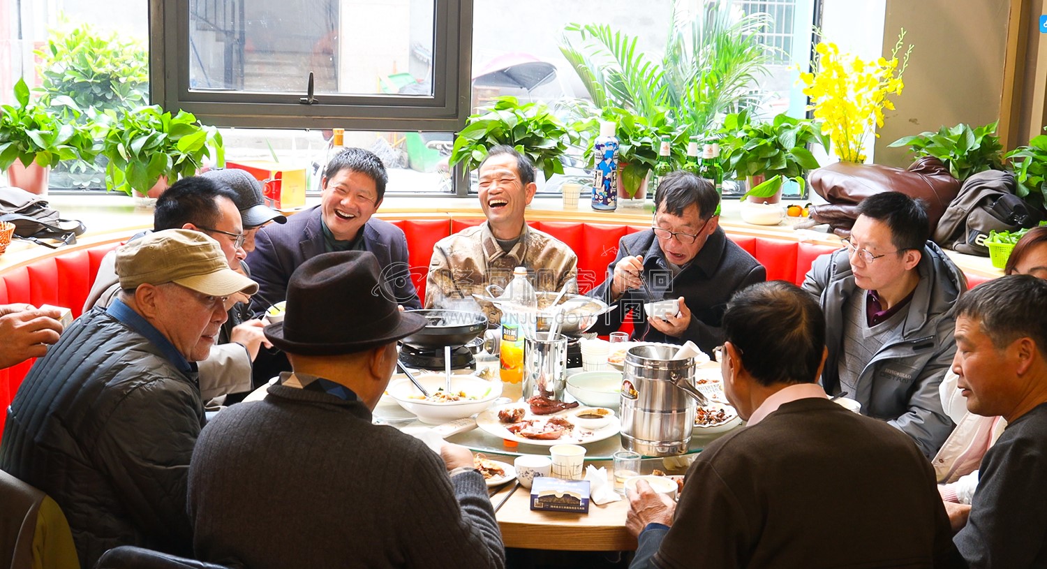 酒桌欢谈