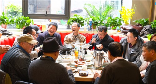 酒桌欢谈