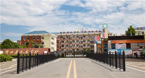 学校大门