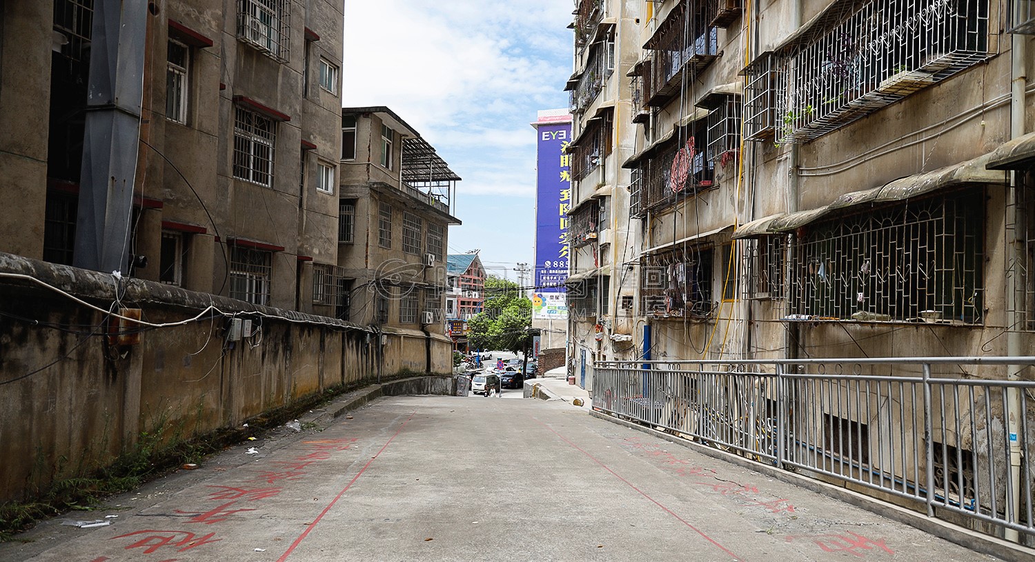 沿河路校门口