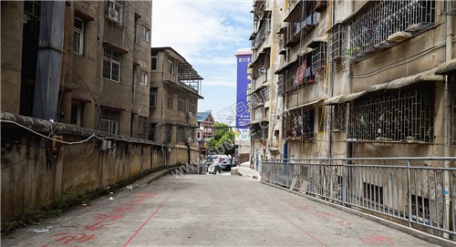 沿河路校门口