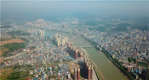 东看南