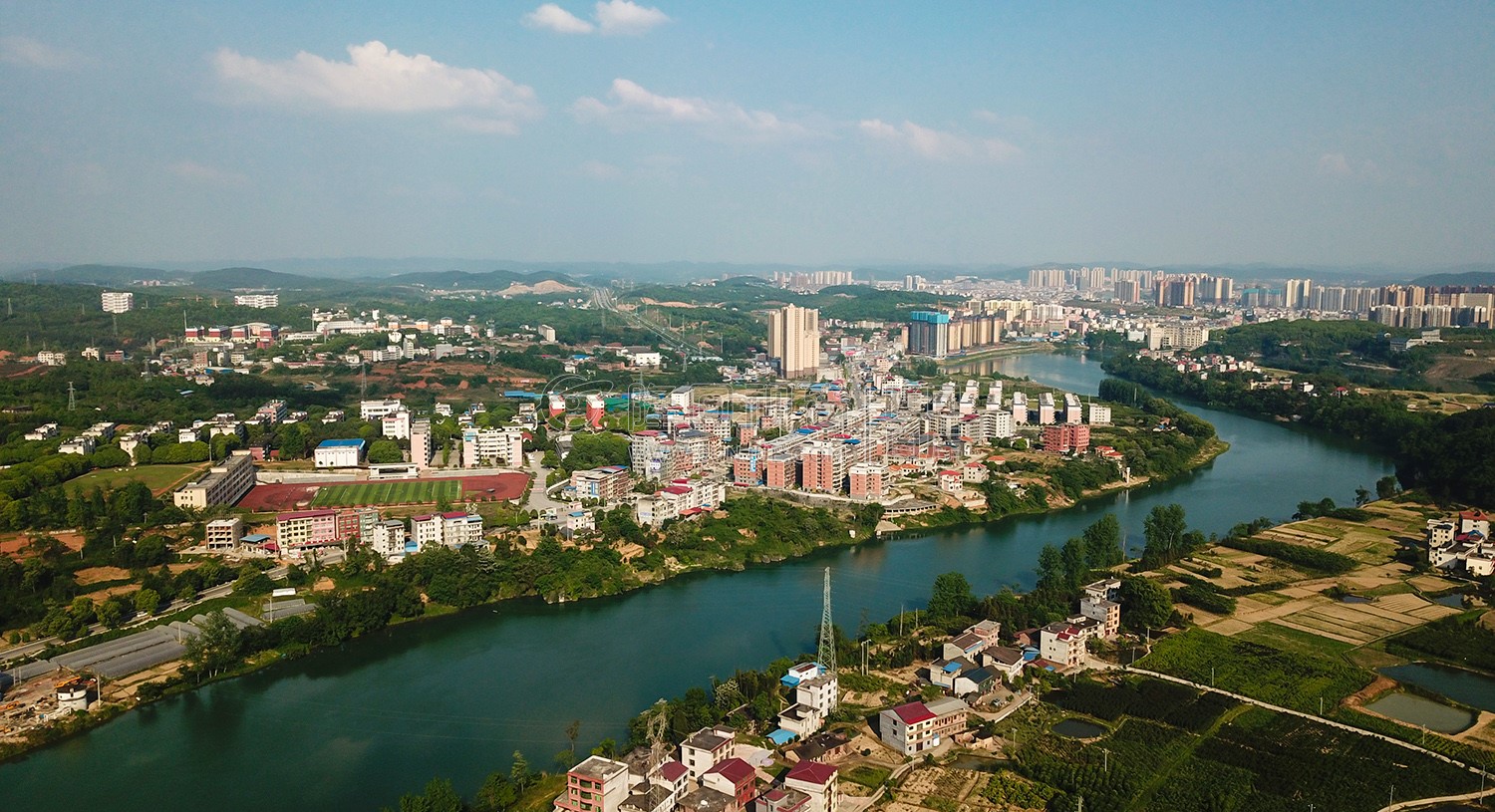 航拍学校上空