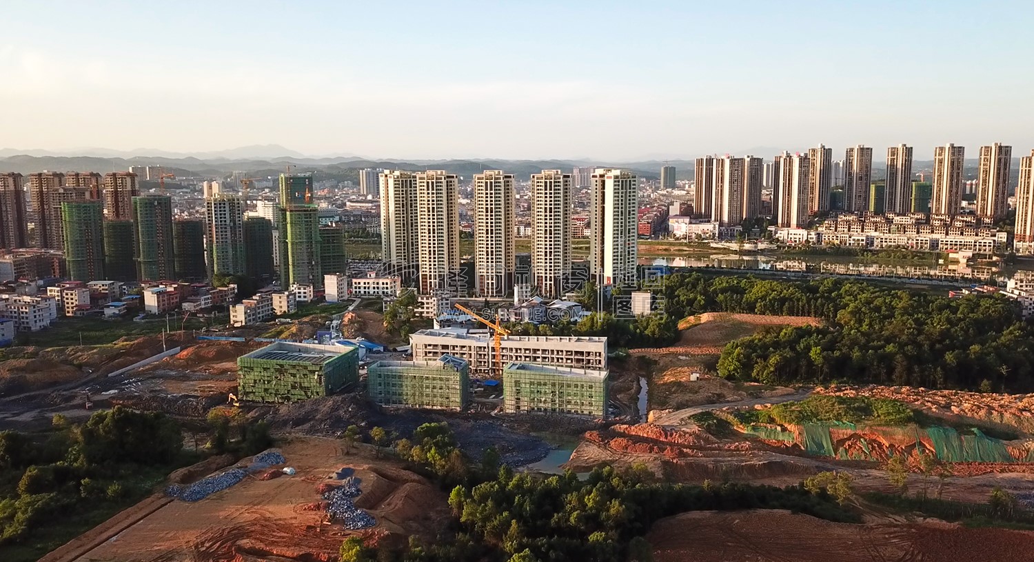 江语城后面