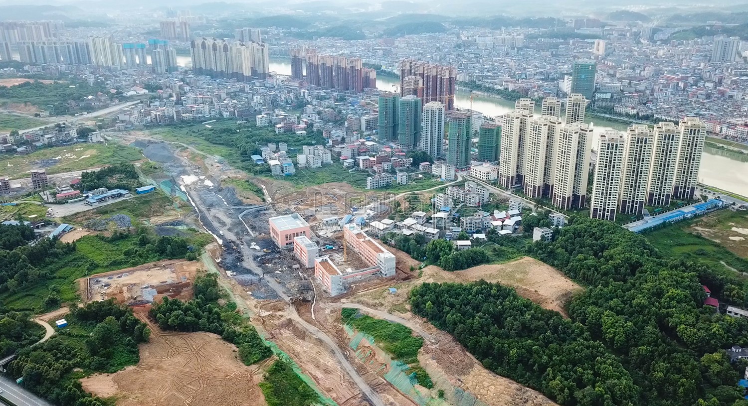 江语城后面