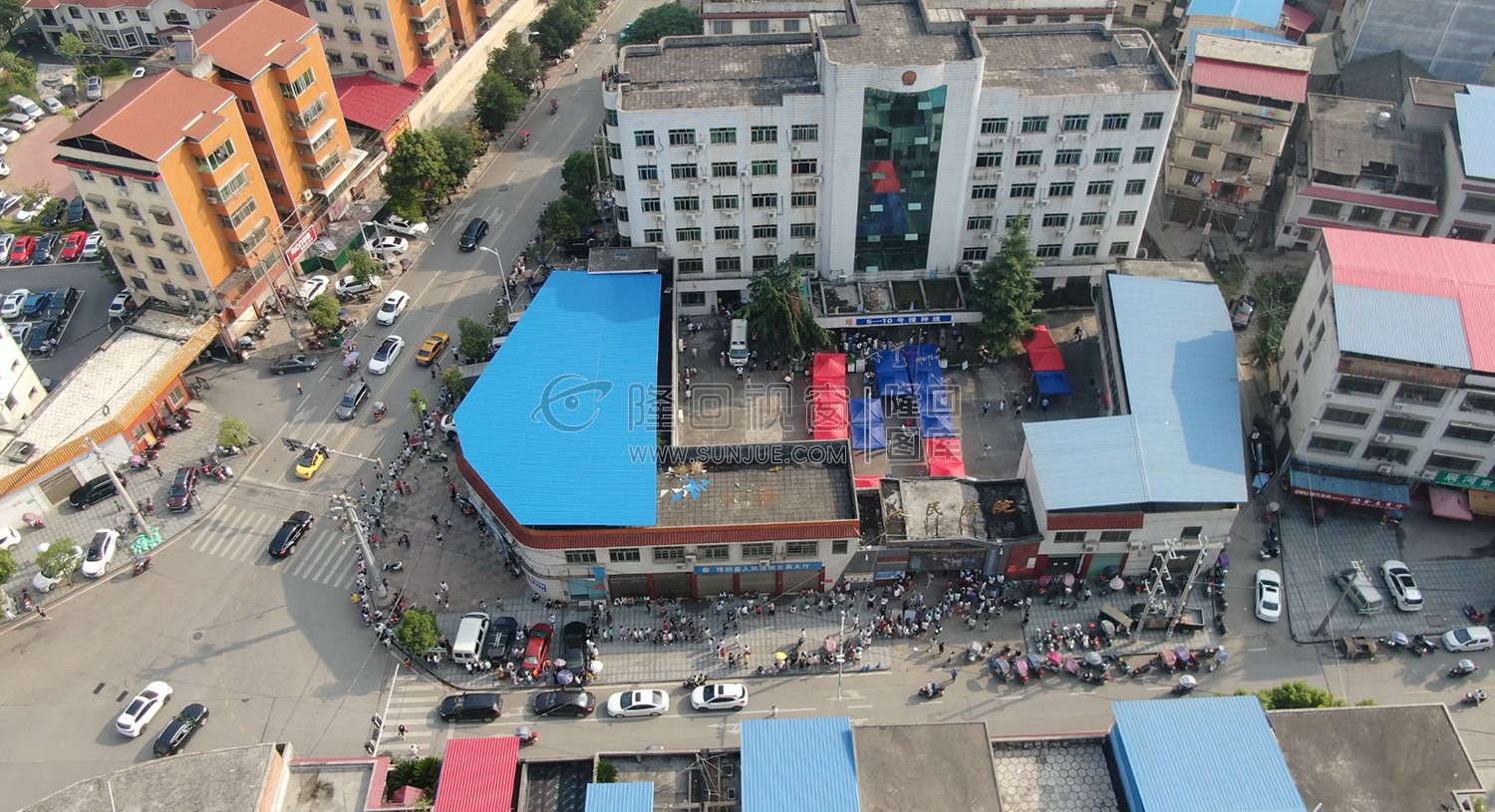 紫霞园红绿灯排队接种的市民