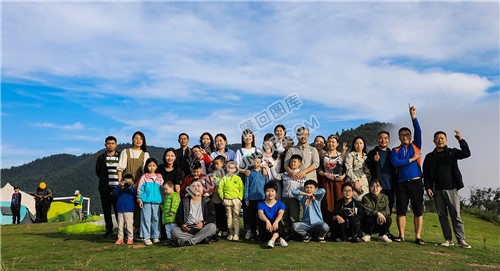参加露营活动的群友们合影