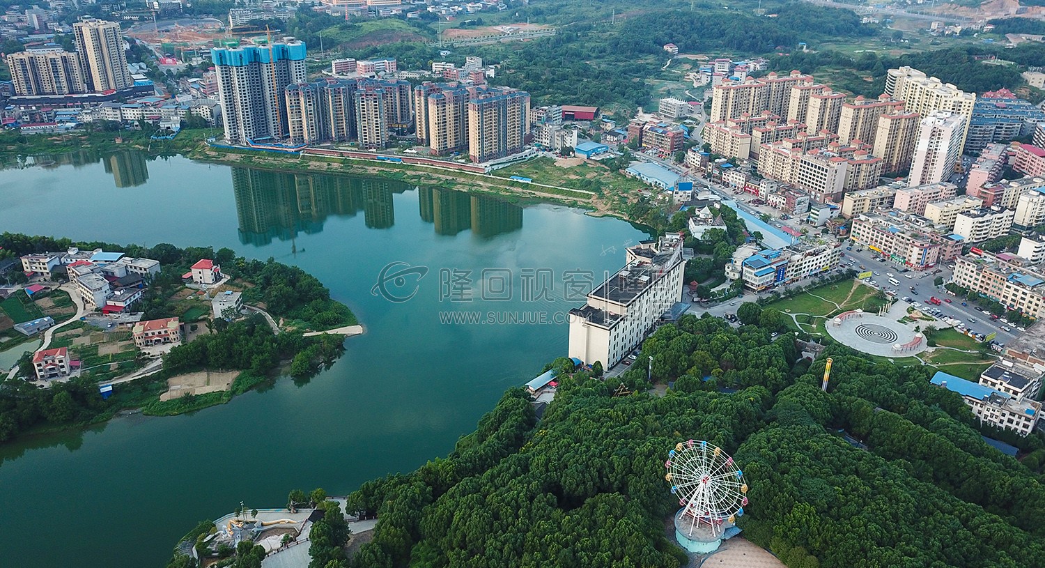 赧水河畔的公园