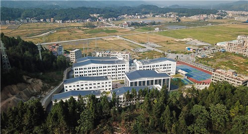 学校后面看