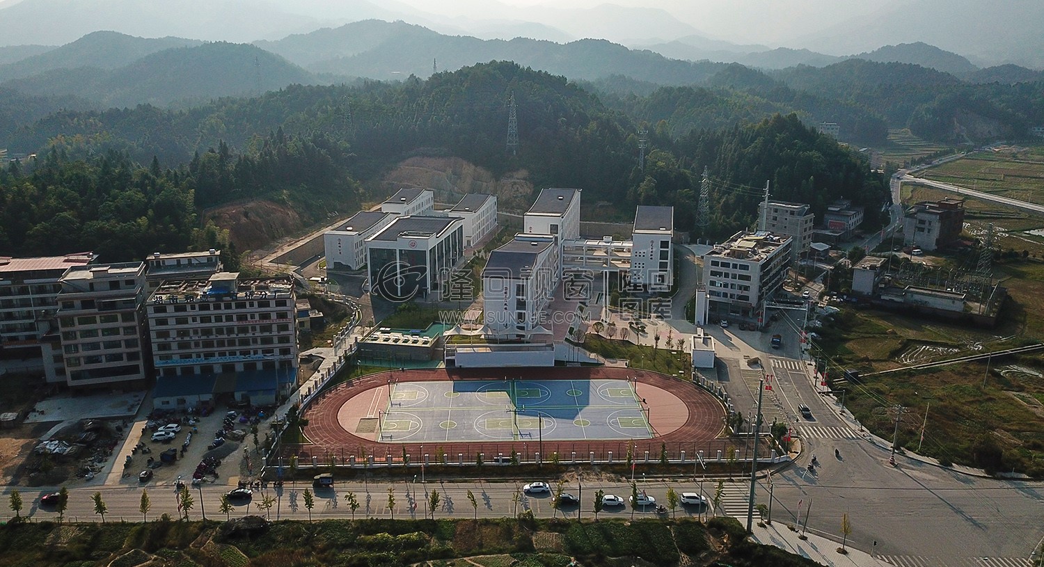 操场看学校
