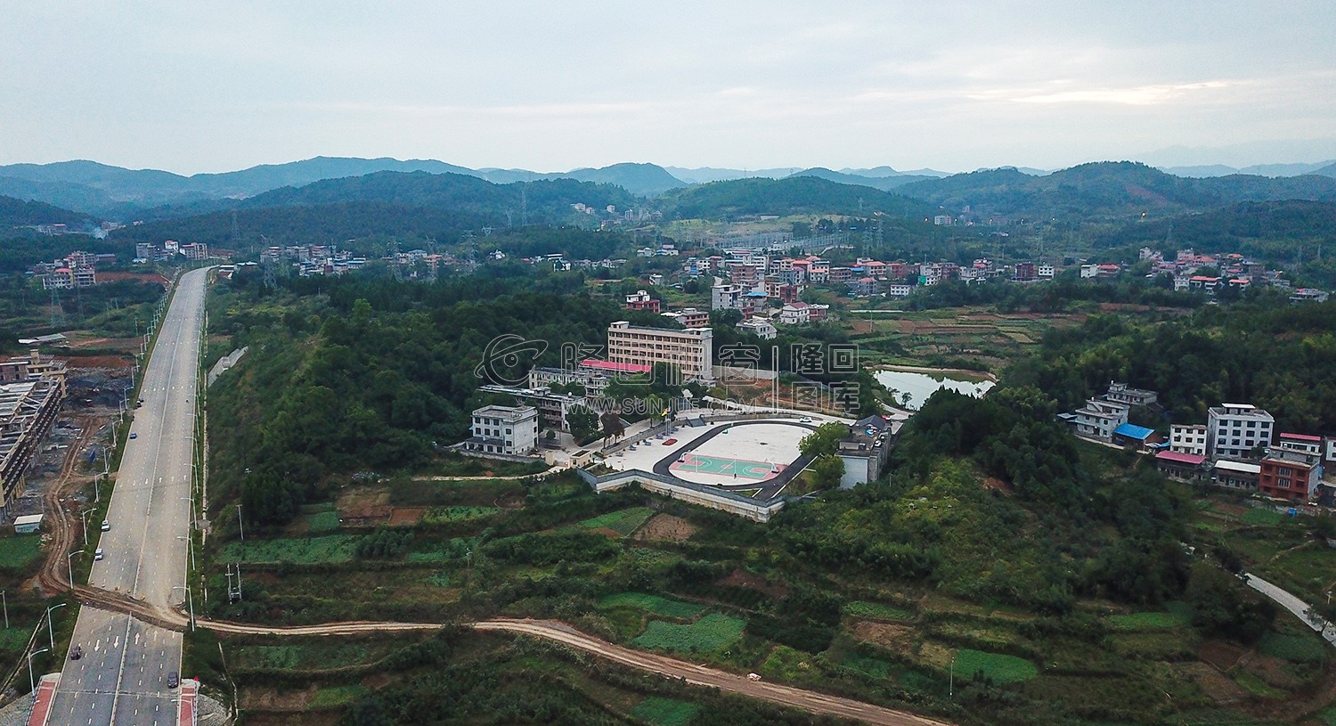 环城南路旁的学校