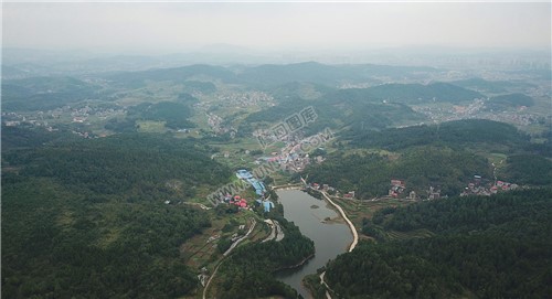 山峰脚下