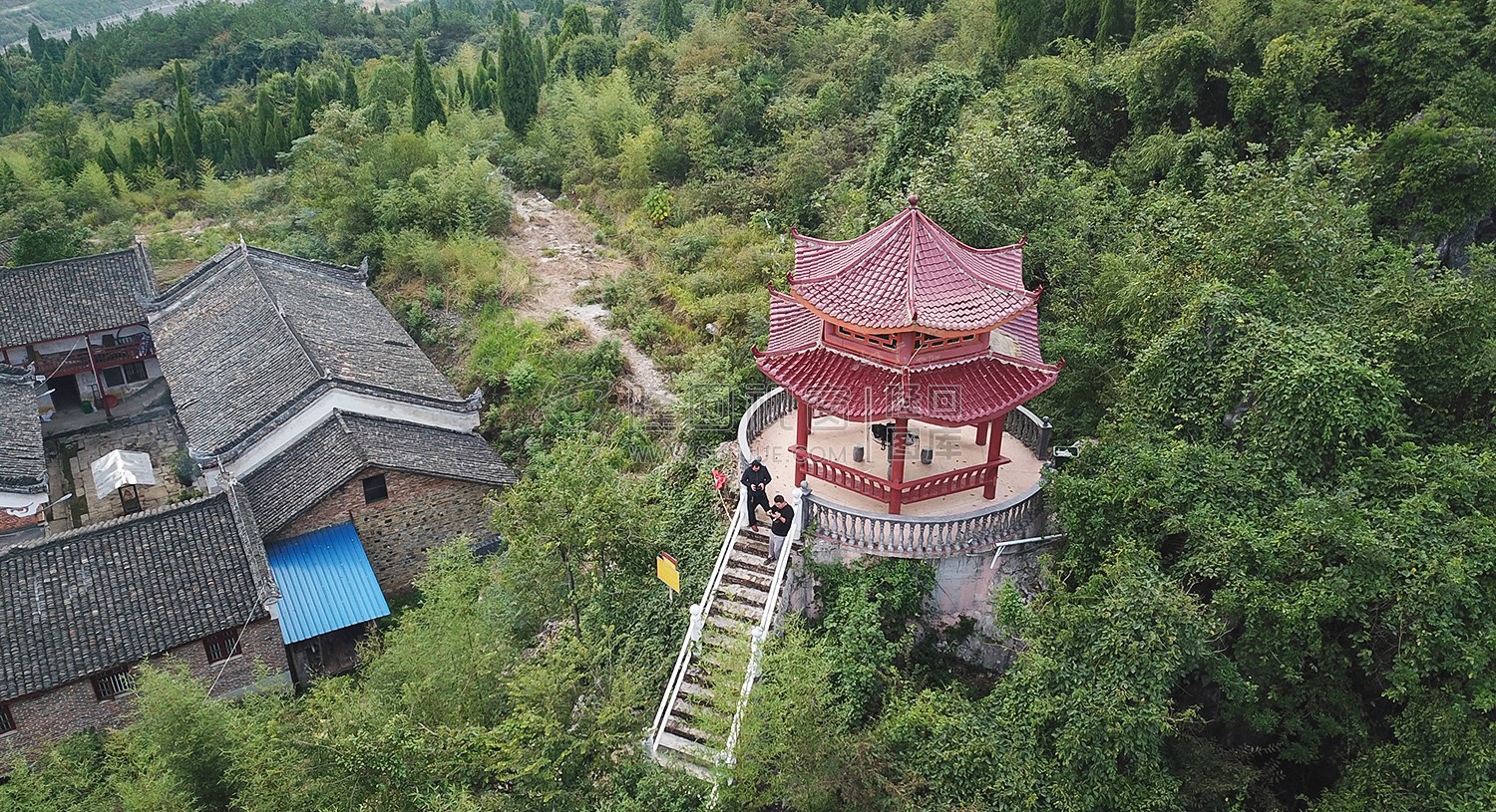 寺庙旁的亭子