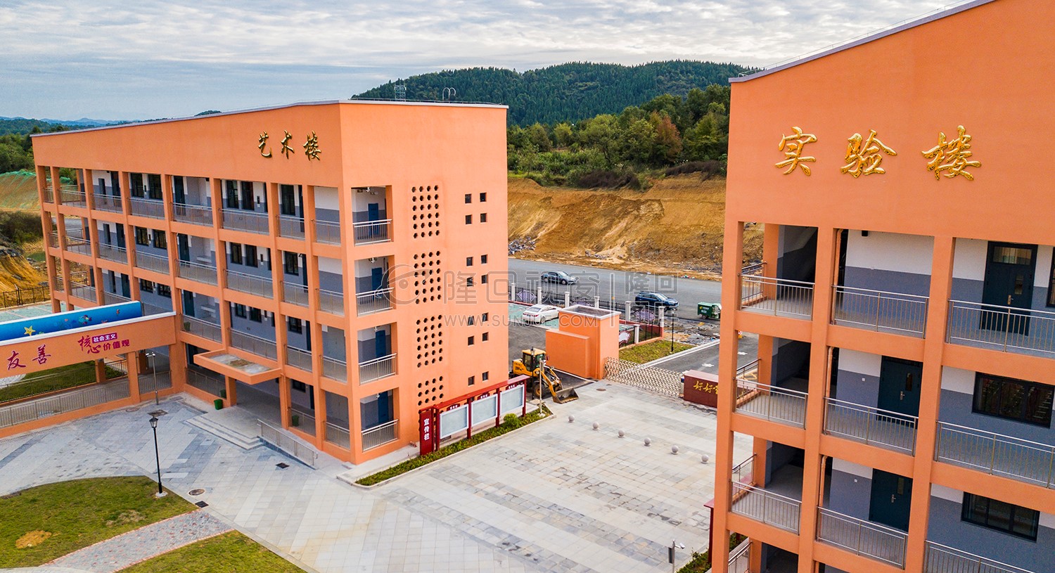 学校大门处