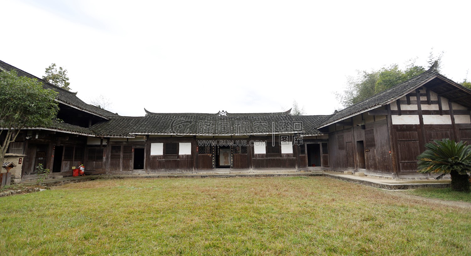 故居前坪