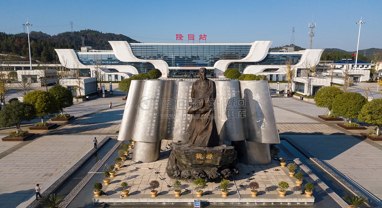 魏源铜像正面