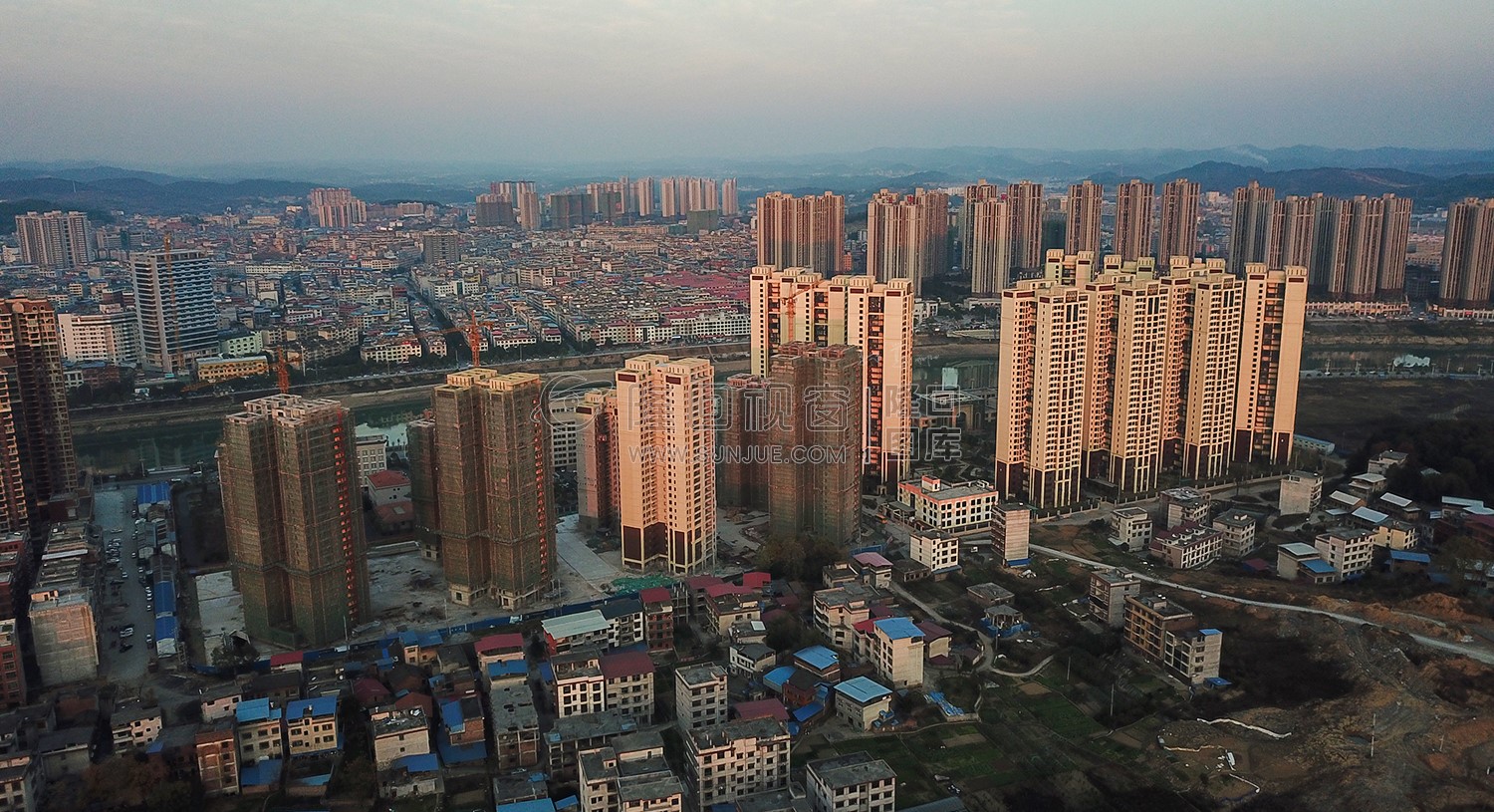 江语城后面