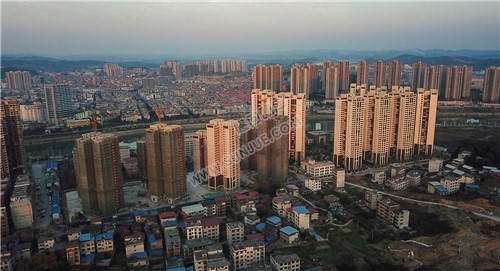 江语城后面