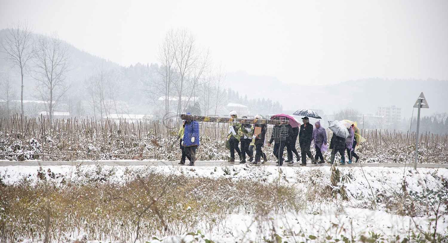 雪中行人
