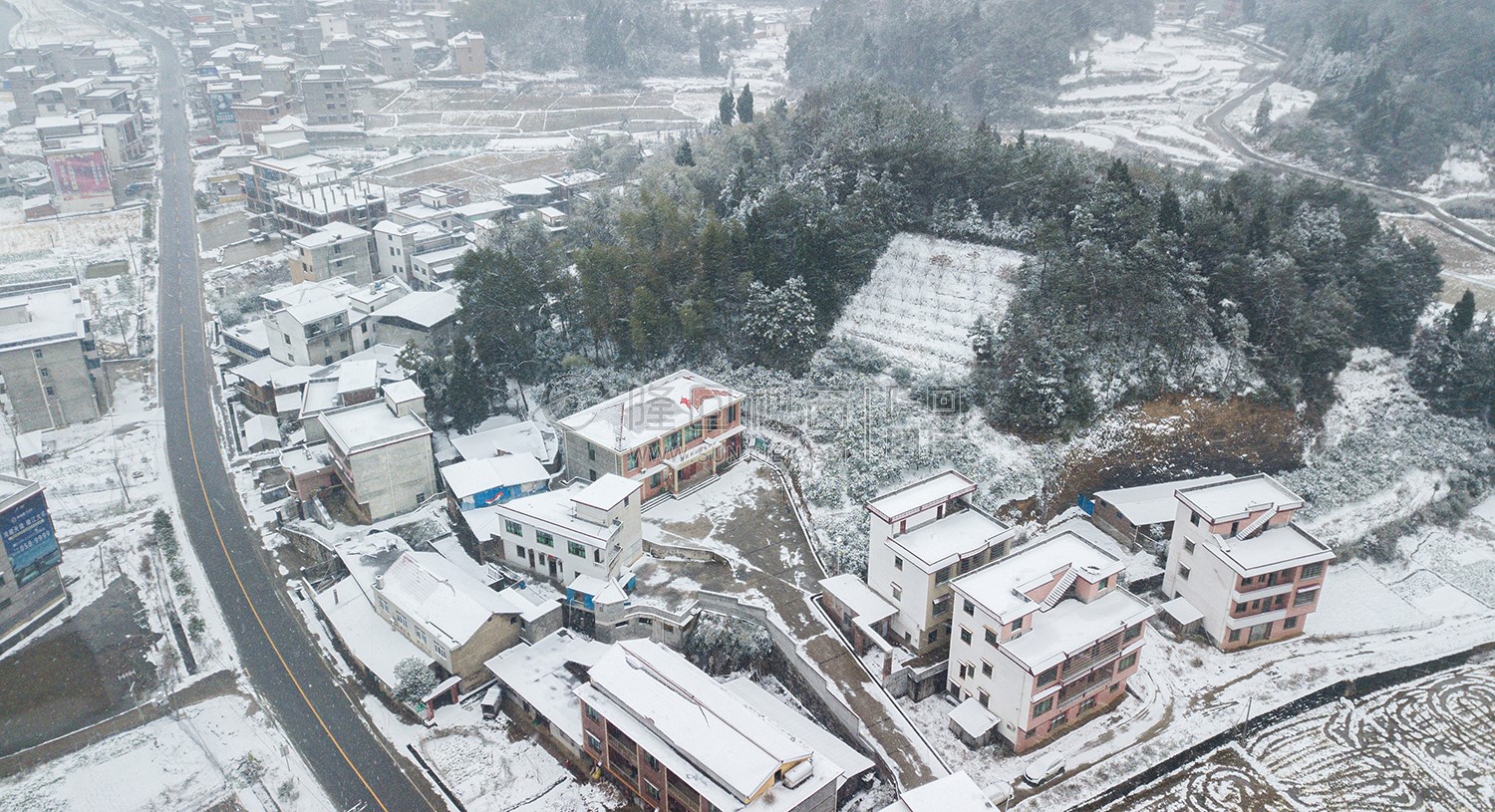 优先村雪景