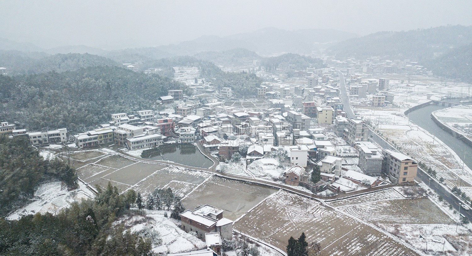 优先村雪景